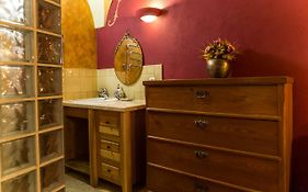 Antique Old Town Studio By Urban Rent